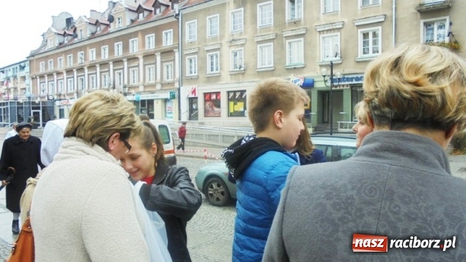 Zdjęcie w galerii na portalu naszraciborz.pl: Kokardy narodowe w Gimnazjum nr 5  wiadomości z regionu