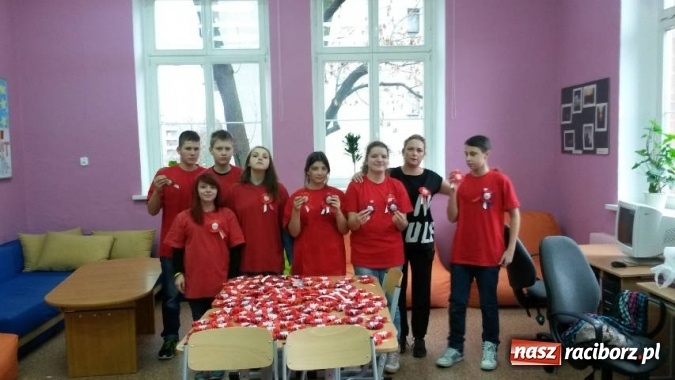 Zdjęcie w galerii na portalu naszraciborz.pl: Kokardy narodowe w Gimnazjum nr 5  wiadomości z regionu