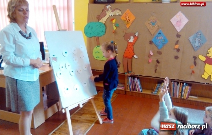 Zdjęcie w galerii na portalu naszraciborz.pl: Październik pod znakiem misia w bibliotece w Markowicach wiadomości z regionu