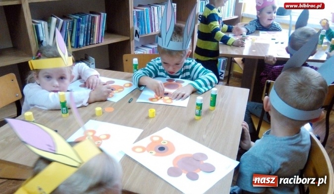 Zdjęcie w galerii na portalu naszraciborz.pl: Październik pod znakiem misia w bibliotece w Markowicach wiadomości z regionu