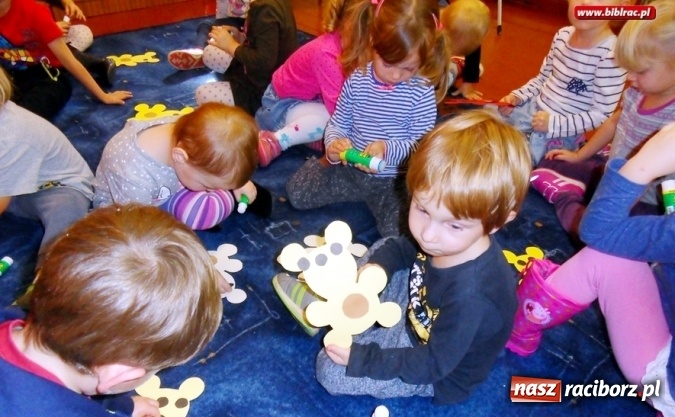 Zdjęcie w galerii na portalu naszraciborz.pl: Październik pod znakiem misia w bibliotece w Markowicach wiadomości z regionu