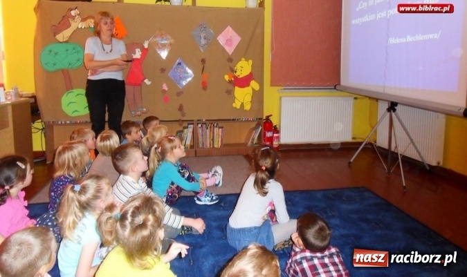 Zdjęcie w galerii na portalu naszraciborz.pl: Październik pod znakiem misia w bibliotece w Markowicach wiadomości z regionu