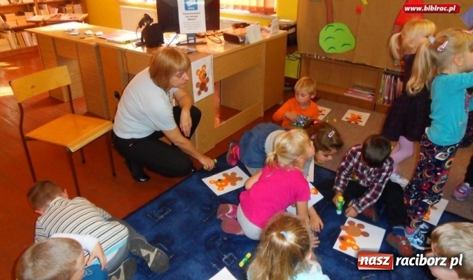 Zdjęcie w galerii na portalu naszraciborz.pl: Październik pod znakiem misia w bibliotece w Markowicach wiadomości z regionu