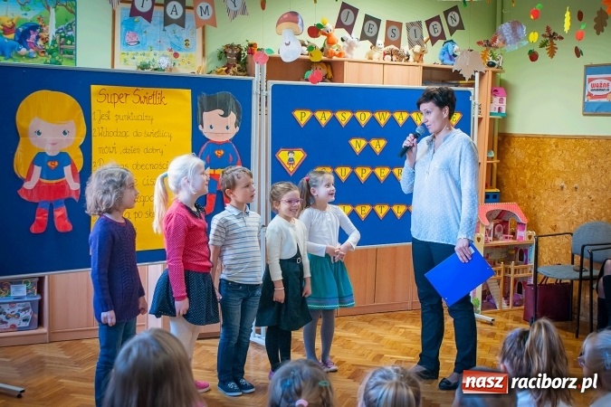 Zdjęcie w galerii na portalu naszraciborz.pl: Pasowanie na Świetlika w Szkole Podstawowej numer 13 wiadomości z regionu