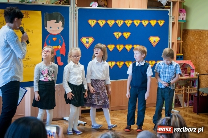 Zdjęcie w galerii na portalu naszraciborz.pl: Pasowanie na Świetlika w Szkole Podstawowej numer 13 wiadomości z regionu