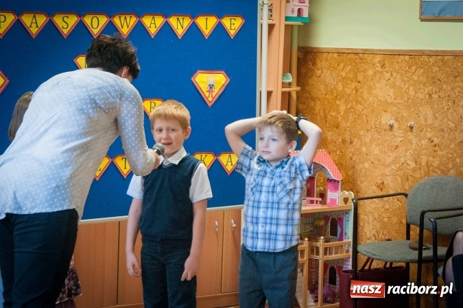 Zdjęcie w galerii na portalu naszraciborz.pl: Pasowanie na Świetlika w Szkole Podstawowej numer 13 wiadomości z regionu