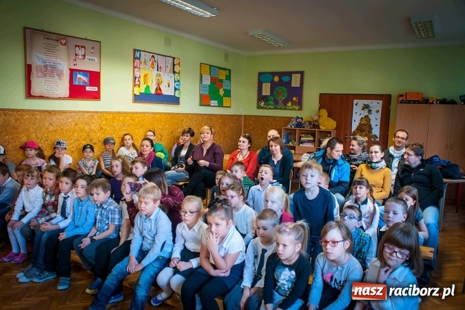 Zdjęcie w galerii na portalu naszraciborz.pl: Pasowanie na Świetlika w Szkole Podstawowej numer 13 wiadomości z regionu