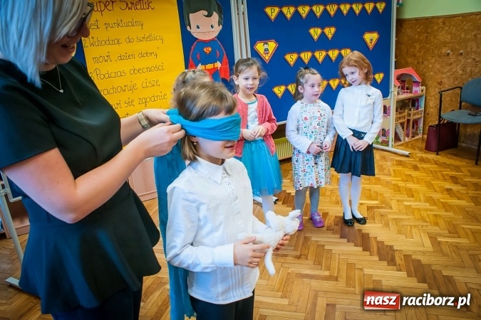 Zdjęcie w galerii na portalu naszraciborz.pl: Pasowanie na Świetlika w Szkole Podstawowej numer 13 wiadomości z regionu