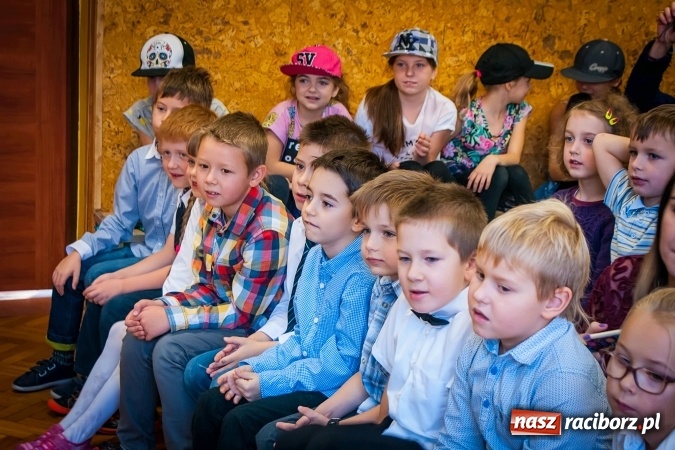 Zdjęcie w galerii na portalu naszraciborz.pl: Pasowanie na Świetlika w Szkole Podstawowej numer 13 wiadomości z regionu