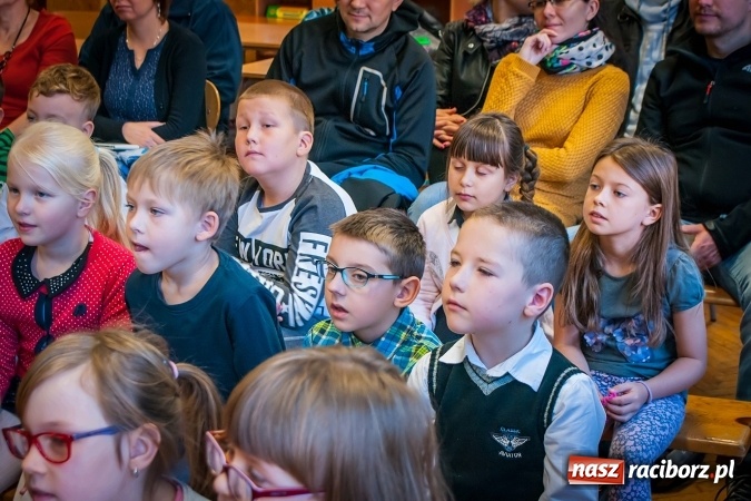 Zdjęcie w galerii na portalu naszraciborz.pl: Pasowanie na Świetlika w Szkole Podstawowej numer 13 wiadomości z regionu