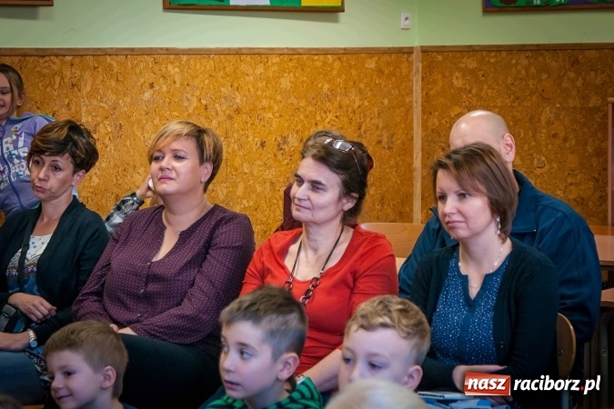 Zdjęcie w galerii na portalu naszraciborz.pl: Pasowanie na Świetlika w Szkole Podstawowej numer 13 wiadomości z regionu
