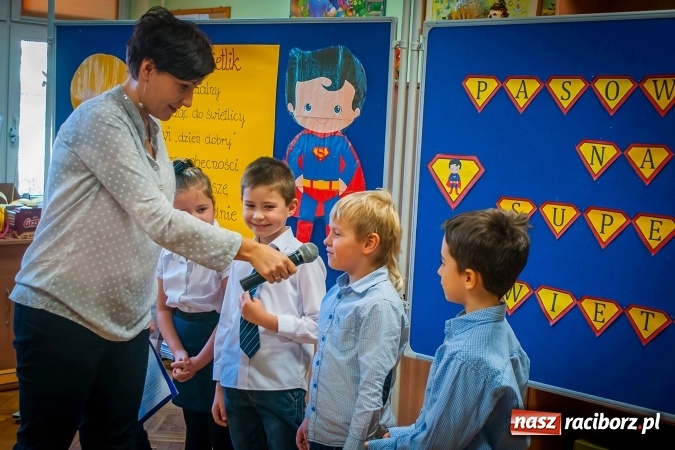 Zdjęcie w galerii na portalu naszraciborz.pl: Pasowanie na Świetlika w Szkole Podstawowej numer 13 wiadomości z regionu