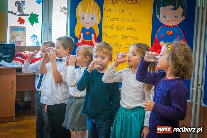 Zdjęcie w galerii na portalu naszraciborz.pl: Pasowanie na Świetlika w Szkole Podstawowej numer 13 wiadomości z regionu