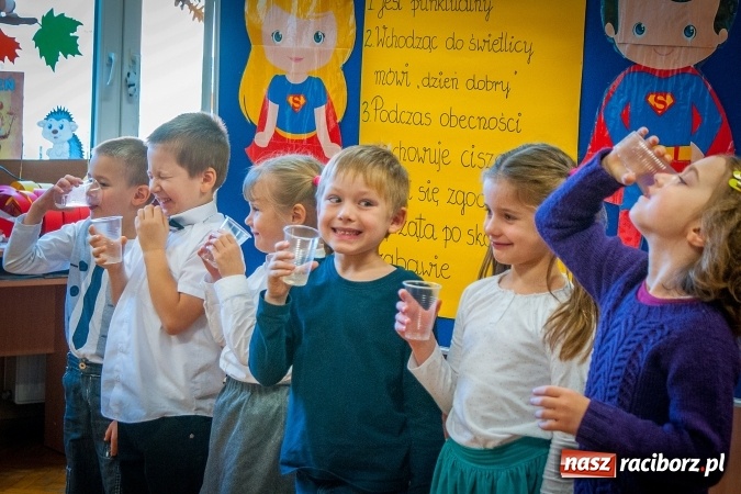 Zdjęcie w galerii na portalu naszraciborz.pl: Pasowanie na Świetlika w Szkole Podstawowej numer 13 wiadomości z regionu