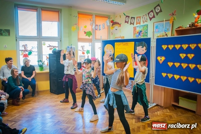 Zdjęcie w galerii na portalu naszraciborz.pl: Pasowanie na Świetlika w Szkole Podstawowej numer 13 wiadomości z regionu