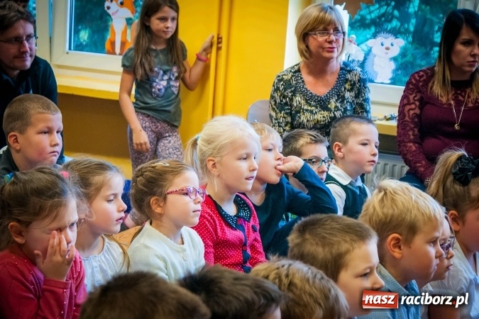 Zdjęcie w galerii na portalu naszraciborz.pl: Pasowanie na Świetlika w Szkole Podstawowej numer 13 wiadomości z regionu