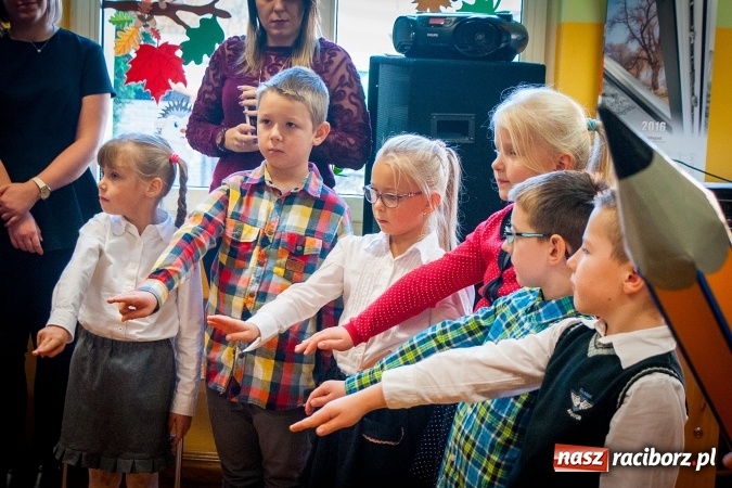 Zdjęcie w galerii na portalu naszraciborz.pl: Pasowanie na Świetlika w Szkole Podstawowej numer 13 wiadomości z regionu