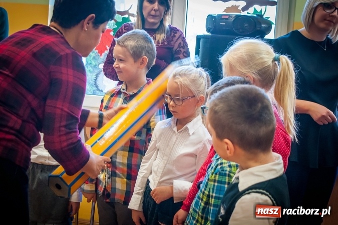 Zdjęcie w galerii na portalu naszraciborz.pl: Pasowanie na Świetlika w Szkole Podstawowej numer 13 wiadomości z regionu