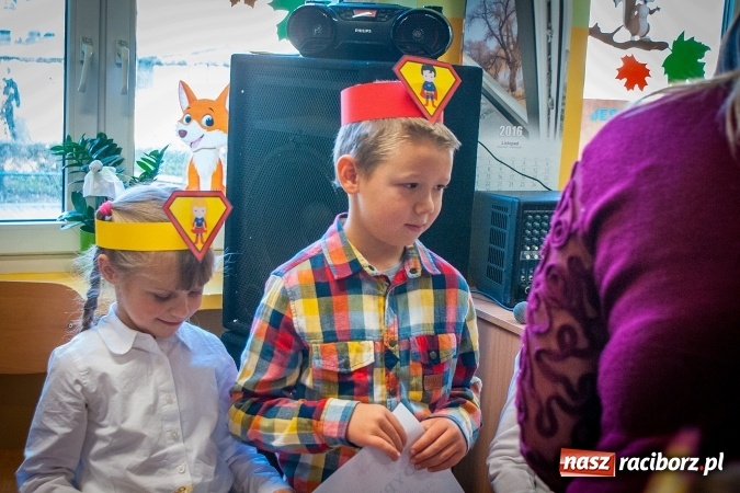 Zdjęcie w galerii na portalu naszraciborz.pl: Pasowanie na Świetlika w Szkole Podstawowej numer 13 wiadomości z regionu