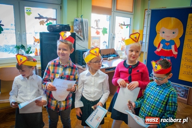 Zdjęcie w galerii na portalu naszraciborz.pl: Pasowanie na Świetlika w Szkole Podstawowej numer 13 wiadomości z regionu