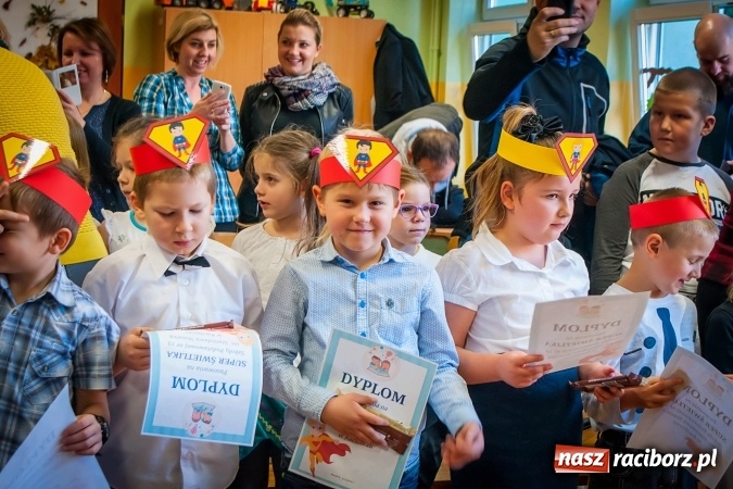 Zdjęcie w galerii na portalu naszraciborz.pl: Pasowanie na Świetlika w Szkole Podstawowej numer 13 wiadomości z regionu