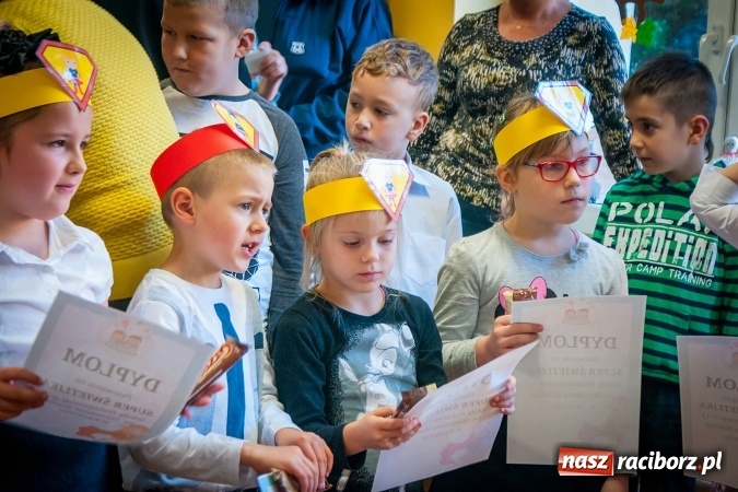 Zdjęcie w galerii na portalu naszraciborz.pl: Pasowanie na Świetlika w Szkole Podstawowej numer 13 wiadomości z regionu
