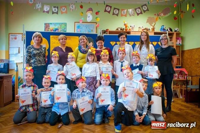 Zdjęcie w galerii na portalu naszraciborz.pl: Pasowanie na Świetlika w Szkole Podstawowej numer 13 wiadomości z regionu