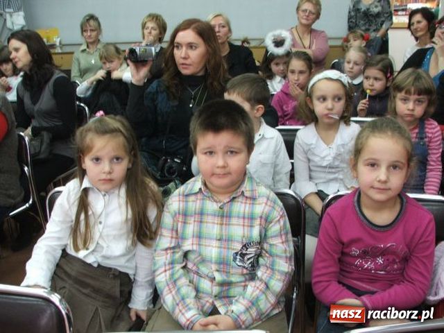 Zdjęcie w galerii na portalu naszraciborz.pl: Kolędowo w bibliotece wiadomości z regionu