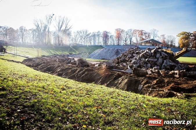 Zdjęcie w galerii na portalu naszraciborz.pl: Rozpoczęła się przebudowa stadionu miejskiego w Raciborzu. Zobacz jak powstawał na archiwalnym filmie wiadomości z regionu