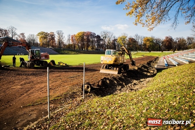 Zdjęcie w galerii na portalu naszraciborz.pl: Rozpoczęła się przebudowa stadionu miejskiego w Raciborzu. Zobacz jak powstawał na archiwalnym filmie wiadomości z regionu