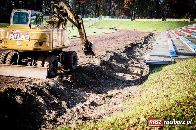 Zdjęcie w galerii na portalu naszraciborz.pl: Rozpoczęła się przebudowa stadionu miejskiego w Raciborzu. Zobacz jak powstawał na archiwalnym filmie wiadomości z regionu
