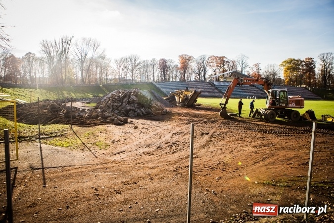 Zdjęcie w galerii na portalu naszraciborz.pl: Rozpoczęła się przebudowa stadionu miejskiego w Raciborzu. Zobacz jak powstawał na archiwalnym filmie wiadomości z regionu