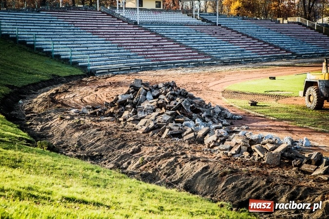Zdjęcie w galerii na portalu naszraciborz.pl: Rozpoczęła się przebudowa stadionu miejskiego w Raciborzu. Zobacz jak powstawał na archiwalnym filmie wiadomości z regionu