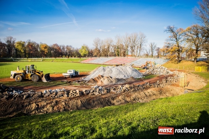 Zdjęcie w galerii na portalu naszraciborz.pl: Rozpoczęła się przebudowa stadionu miejskiego w Raciborzu. Zobacz jak powstawał na archiwalnym filmie wiadomości z regionu