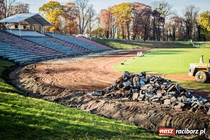 Zdjęcie w galerii na portalu naszraciborz.pl: Rozpoczęła się przebudowa stadionu miejskiego w Raciborzu. Zobacz jak powstawał na archiwalnym filmie wiadomości z regionu