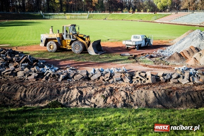 Zdjęcie w galerii na portalu naszraciborz.pl: Rozpoczęła się przebudowa stadionu miejskiego w Raciborzu. Zobacz jak powstawał na archiwalnym filmie wiadomości z regionu