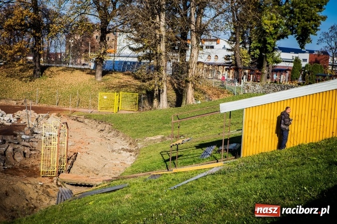 Zdjęcie w galerii na portalu naszraciborz.pl: Rozpoczęła się przebudowa stadionu miejskiego w Raciborzu. Zobacz jak powstawał na archiwalnym filmie wiadomości z regionu