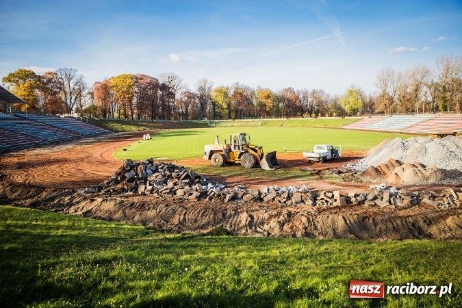 Zdjęcie w galerii na portalu naszraciborz.pl: Rozpoczęła się przebudowa stadionu miejskiego w Raciborzu. Zobacz jak powstawał na archiwalnym filmie wiadomości z regionu