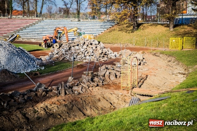 Zdjęcie w galerii na portalu naszraciborz.pl: Rozpoczęła się przebudowa stadionu miejskiego w Raciborzu. Zobacz jak powstawał na archiwalnym filmie wiadomości z regionu