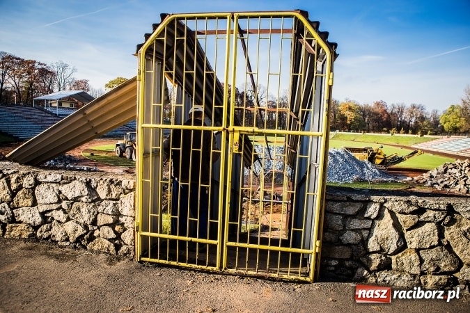 Zdjęcie w galerii na portalu naszraciborz.pl: Rozpoczęła się przebudowa stadionu miejskiego w Raciborzu. Zobacz jak powstawał na archiwalnym filmie wiadomości z regionu