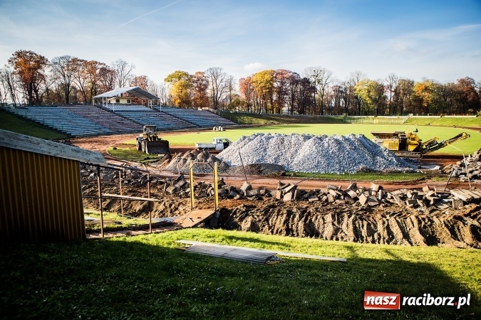 Zdjęcie w galerii na portalu naszraciborz.pl: Rozpoczęła się przebudowa stadionu miejskiego w Raciborzu. Zobacz jak powstawał na archiwalnym filmie wiadomości z regionu