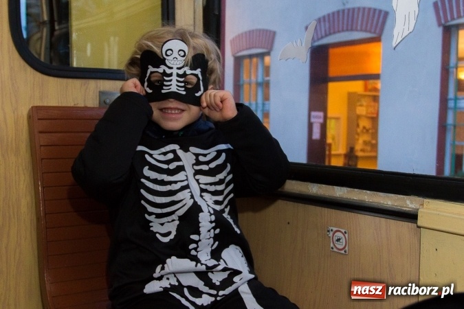 Zdjęcie w galerii na portalu naszraciborz.pl: Upiory i dusze umęczone, czyli spotkanie z duchami na stacji w Rudach  wiadomości z regionu