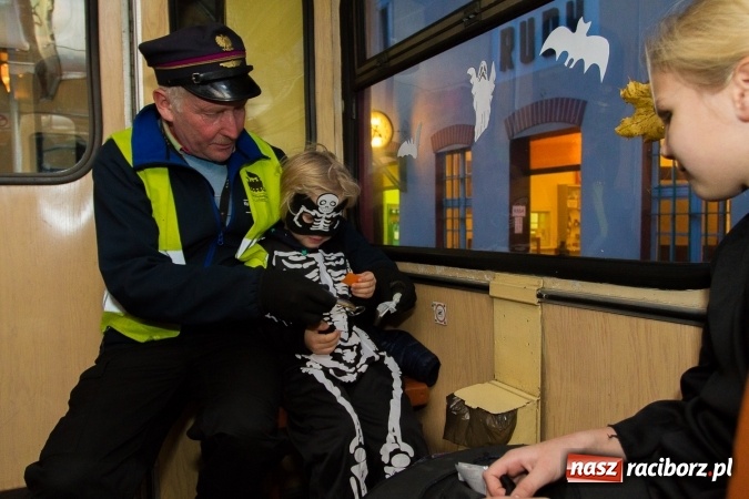 Zdjęcie w galerii na portalu naszraciborz.pl: Upiory i dusze umęczone, czyli spotkanie z duchami na stacji w Rudach  wiadomości z regionu