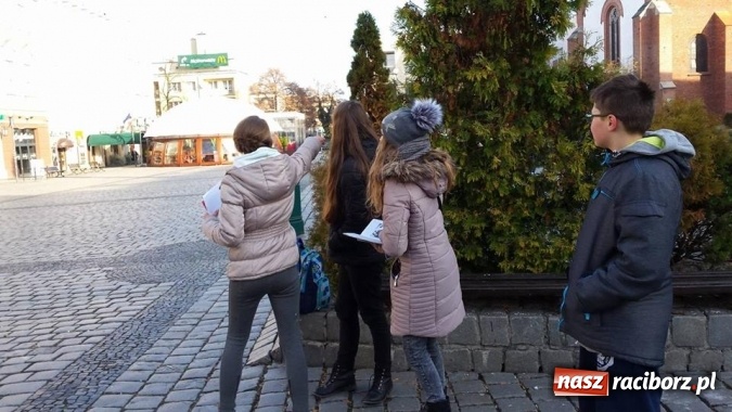 Zdjęcie w galerii na portalu naszraciborz.pl: Lekcja języka polskiego na raciborskim rynku  wiadomości z regionu