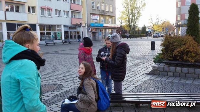 Zdjęcie w galerii na portalu naszraciborz.pl: Lekcja języka polskiego na raciborskim rynku  wiadomości z regionu