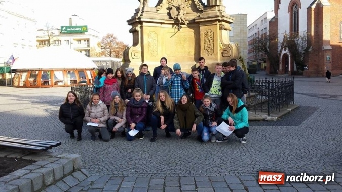 Zdjęcie w galerii na portalu naszraciborz.pl: Lekcja języka polskiego na raciborskim rynku  wiadomości z regionu