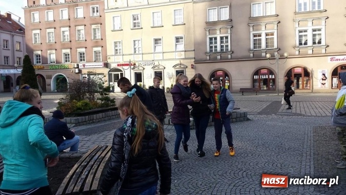 Zdjęcie w galerii na portalu naszraciborz.pl: Lekcja języka polskiego na raciborskim rynku  wiadomości z regionu
