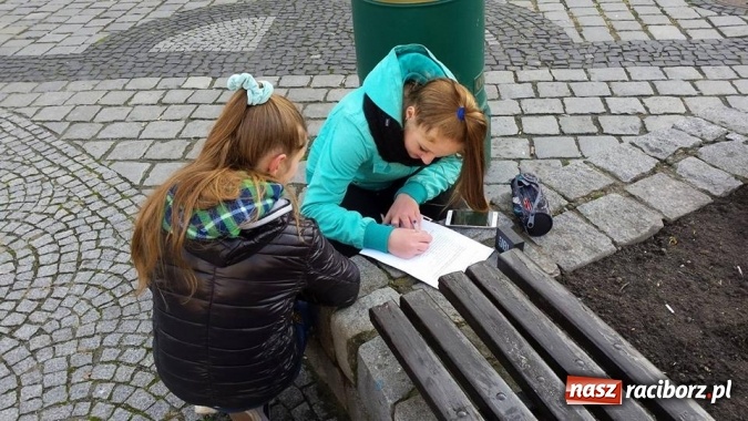 Zdjęcie w galerii na portalu naszraciborz.pl: Lekcja języka polskiego na raciborskim rynku  wiadomości z regionu