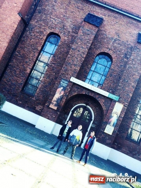 Zdjęcie w galerii na portalu naszraciborz.pl: Lekcja języka polskiego na raciborskim rynku  wiadomości z regionu