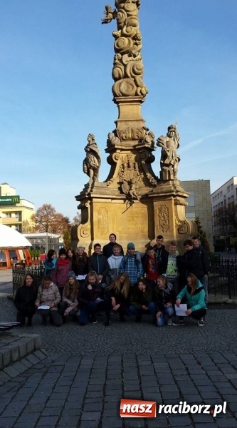 Zdjęcie w galerii na portalu naszraciborz.pl: Lekcja języka polskiego na raciborskim rynku  wiadomości z regionu